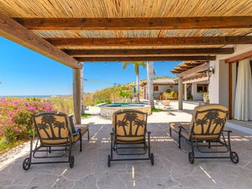 Casa con ventanales grandes, jardín y alberca privada con fuente, terraza, Corredor Turístico, venta, San José del Cabo.