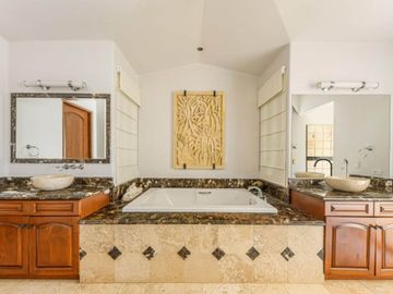 Casa con ventanales grandes, jardín y alberca privada con fuente, terraza, Corredor Turístico, venta, San José del Cabo.