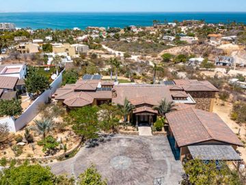 Casa con ventanales grandes, jardín y alberca privada con fuente, terraza, Corredor Turístico, venta, San José del Cabo.