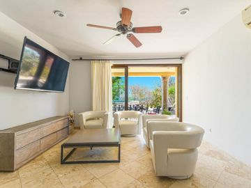 Casa con ventanales grandes, jardín y alberca privada con fuente, terraza, Corredor Turístico, venta, San José del Cabo.