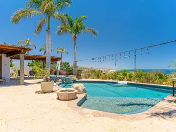 Casa con ventanales grandes, jardín y alberca privada con fuente, terraza, Corredor Turístico, venta, San José del Cabo.