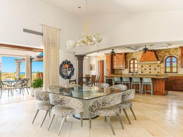 Casa con ventanales grandes, jardín y alberca privada con fuente, terraza, Corredor Turístico, venta, San José del Cabo.