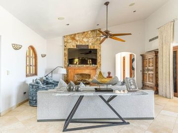 Casa con ventanales grandes, jardín y alberca privada con fuente, terraza, Corredor Turístico, venta, San José del Cabo.