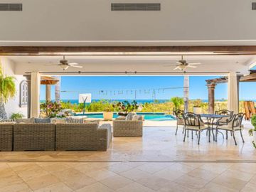 Casa con ventanales grandes, jardín y alberca privada con fuente, terraza, Corredor Turístico, venta, San José del Cabo.