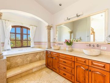 Casa con ventanales grandes, jardín y alberca privada con fuente, terraza, Corredor Turístico, venta, San José del Cabo.