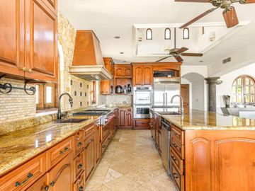 Casa con ventanales grandes, jardín y alberca privada con fuente, terraza, Corredor Turístico, venta, San José del Cabo.