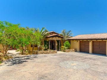 Casa con ventanales grandes, jardín y alberca privada con fuente, terraza, Corredor Turístico, venta, San José del Cabo.