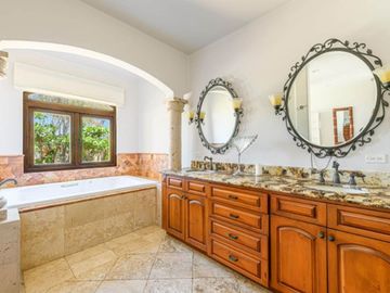 Casa con ventanales grandes, jardín y alberca privada con fuente, terraza, Corredor Turístico, venta, San José del Cabo.