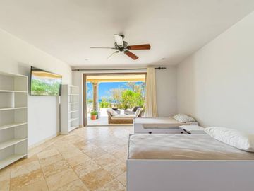Casa con ventanales grandes, jardín y alberca privada con fuente, terraza, Corredor Turístico, venta, San José del Cabo.