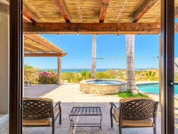 Casa con ventanales grandes, jardín y alberca privada con fuente, terraza, Corredor Turístico, venta, San José del Cabo.