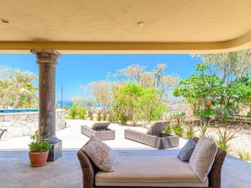 Casa con ventanales grandes, jardín y alberca privada con fuente, terraza, Corredor Turístico, venta, San José del Cabo.