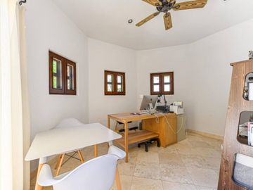 Casa con ventanales grandes, jardín y alberca privada con fuente, terraza, Corredor Turístico, venta, San José del Cabo.