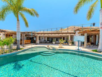 Casa con ventanales grandes, jardín y alberca privada con fuente, terraza, Corredor Turístico, venta, San José del Cabo.