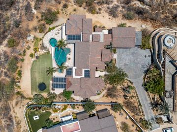 Casa con ventanales grandes, jardín y alberca privada con fuente, terraza, Corredor Turístico, venta, San José del Cabo.
