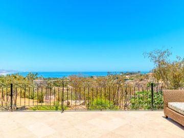 Casa con ventanales grandes, jardín y alberca privada con fuente, terraza, Corredor Turístico, venta, San José del Cabo.