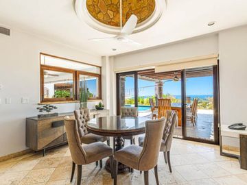 Casa con ventanales grandes, jardín y alberca privada con fuente, terraza, Corredor Turístico, venta, San José del Cabo.