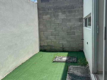 Casa en renta dos niveles en residencial la vida