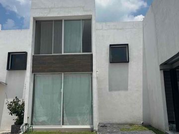 Casa en renta dos niveles en residencial la vida