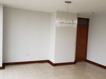 ALQUILO EXCELENTE CASA EN URBANIZACIÓN CASUARINAS, CALLE LOS CENTINELAS