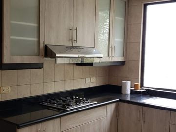 ALQUILO EXCELENTE CASA EN URBANIZACIÓN CASUARINAS, CALLE LOS CENTINELAS