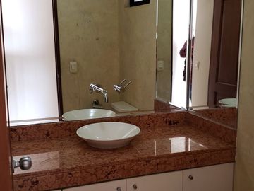 ALQUILO EXCELENTE CASA EN URBANIZACIÓN CASUARINAS, CALLE LOS CENTINELAS