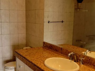 ALQUILO EXCELENTE CASA EN URBANIZACIÓN CASUARINAS, CALLE LOS CENTINELAS