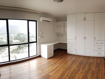 ALQUILO EXCELENTE CASA EN URBANIZACIÓN CASUARINAS, CALLE LOS CENTINELAS