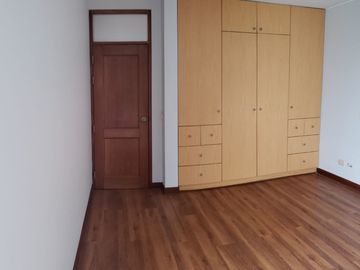 ALQUILO EXCELENTE CASA EN URBANIZACIÓN CASUARINAS, CALLE LOS CENTINELAS