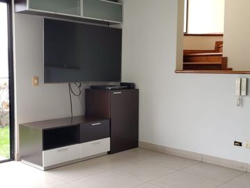 ALQUILO EXCELENTE CASA EN URBANIZACIÓN CASUARINAS, CALLE LOS CENTINELAS
