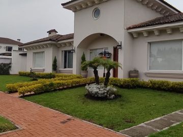 VENTA CASA EN URB. SANTA CLARA SECTOR SANGOLQUI