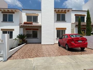 Casa en Renta Centro Sur 4 Recamaras más Estudio