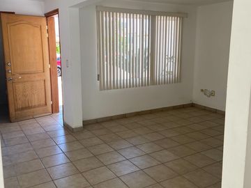 Casa en Renta Centro Sur 4 Recamaras más Estudio