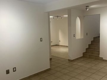 Casa en Renta Centro Sur 4 Recamaras más Estudio