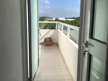 VENTA DEPARTAMENTO AMUEBLADO BAHIA AZUL CANCUN 3 NIVELES 3 HAB JACUZZI SEGURIDAD
