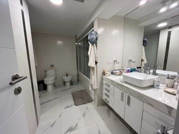 VENDO HERMOSA RESIDENCIA POR EL GOLF DE SAN ISIDRO