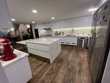 VENDO HERMOSA RESIDENCIA POR EL GOLF DE SAN ISIDRO