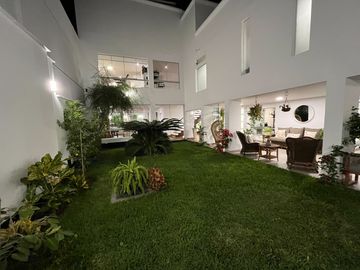VENDO HERMOSA RESIDENCIA POR EL GOLF DE SAN ISIDRO