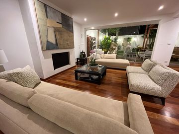 VENDO HERMOSA RESIDENCIA POR EL GOLF DE SAN ISIDRO