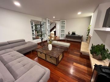 VENDO HERMOSA RESIDENCIA POR EL GOLF DE SAN ISIDRO
