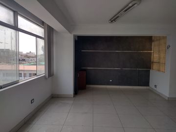OFICINA EN ALQUILER 48m2 EN SURCO POR AV. LA ENCALADA