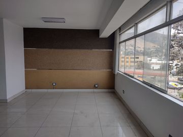 OFICINA EN ALQUILER 48m2 EN SURCO POR AV. LA ENCALADA