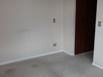 4100 UF , AMPLIO Y ACOGEDOR DEPARTAMENTO UBICADO EN LA FLORIDA 80 Mt2 Totales , 3 DORMITORIOS , 2 Baños 1 En Suite, Walking Closet