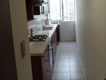 4100 UF , AMPLIO Y ACOGEDOR DEPARTAMENTO UBICADO EN LA FLORIDA 80 Mt2 Totales , 3 DORMITORIOS , 2 Baños 1 En Suite, Walking Closet