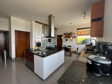 VENTA HERMOSA CASA EN CASUARINAS