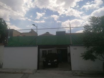 Casa en venta super ubicada. A 5 cuadras de tollocan y 2 de las torres. Salida rápida a México
