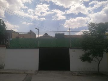 Casa en venta super ubicada. A 5 cuadras de tollocan y 2 de las torres. Salida rápida a México