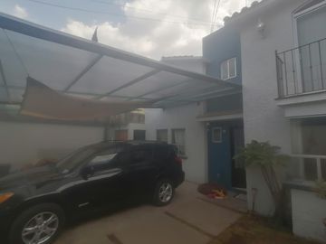 Casa en venta super ubicada. A 5 cuadras de tollocan y 2 de las torres. Salida rápida a México