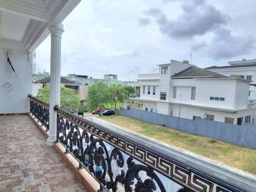 Luxury 3-storey house at Bukit Indah Sukajadi Batam Center for sale