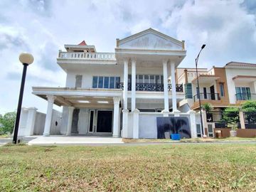 Luxury 3-storey house at Bukit Indah Sukajadi Batam Center for sale