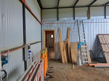 Se vende propiedad de 10.000 m2 lista para la instalación de una Fabrica o empresa en el sector de Cuchuy bajo a 13 km de Los Lagos.